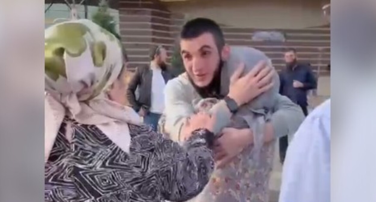 Встреча Али Дзейтова с родственниками в аэропорту Магаса. Стопкадр из видео https://t.me/fortangaorg/12600 Встреча Али Дзейтова с родственниками в аэропорту Магаса. Стопкадр из видео https://t.me/fortangaorg/12600