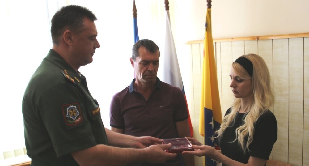 Вручение ордена Мужества, присвоенного посмертно Олегу Скворцову, его родителям. Фото: пресс-служба Гулькевичского района https://gulkevichi.com/news/imi-gorditsya-rayon/nagrada-geroyu Вручение ордена Мужества, присвоенного посмертно Олегу Скворцову, его родителям. Фото: пресс-служба Гулькевичского района https://gulkevichi.com/news/imi-gorditsya-rayon/nagrada-geroyu