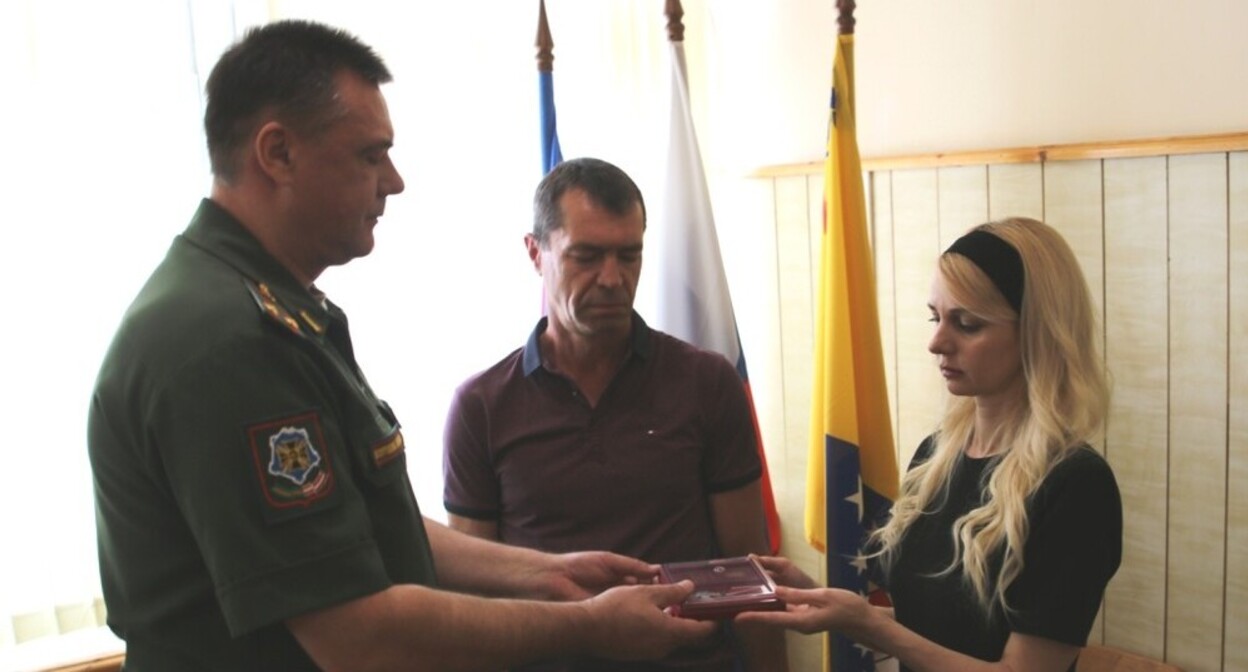 Вручение ордена Мужества, присвоенного посмертно Олегу Скворцову, его родителям. Фото: пресс-служба Гулькевичского района https://gulkevichi.com/news/imi-gorditsya-rayon/nagrada-geroyu Вручение ордена Мужества, присвоенного посмертно Олегу Скворцову, его родителям. Фото: пресс-служба Гулькевичского района https://gulkevichi.com/news/imi-gorditsya-rayon/nagrada-geroyu