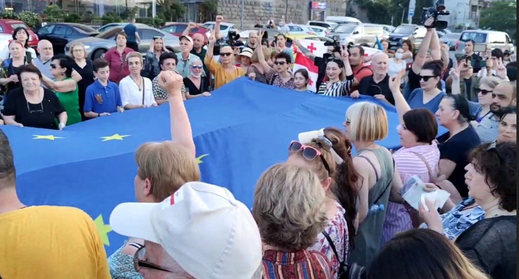 Участники акции "Вместе в Европу" в Тбилиси 5 июня 2022 года. Стопкадр из видео https://t.me/Tbilisi_life/12260 Участники акции "Вместе в Европу" в Тбилиси 5 июня 2022 года. Стопкадр из видео https://t.me/Tbilisi_life/12260