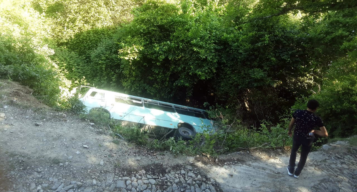 На месте аварии с туристическим автобусом в Азербайджане Фото: пресс-служба Шекинского районного управления полиции На месте аварии с туристическим автобусом в Азербайджане Фото: пресс-служба Шекинского районного управления полиции