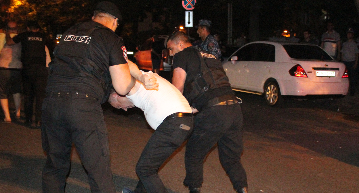 Задержания на акции протеста в Ереване 3 июня. Фото Тиграна Петросяна для "Кавказского узла" Задержания на акции протеста в Ереване 3 июня. Фото Тиграна Петросяна для "Кавказского узла"