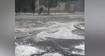 Град в Ардонском и Правобережном районах Северной Осетии. Кадр видео рен ТВ https://ren.tv/news/v-rossii/984294-liven-i-grad-ostavili-bez-elektrichestva-zhitelei-beslana?utm_source=yxnews&utm_medium=desktop Град в Ардонском и Правобережном районах Северной Осетии. Кадр видео рен ТВ https://ren.tv/news/v-rossii/984294-liven-i-grad-ostavili-bez-elektrichestva-zhitelei-beslana?utm_source=yxnews&utm_medium=desktop