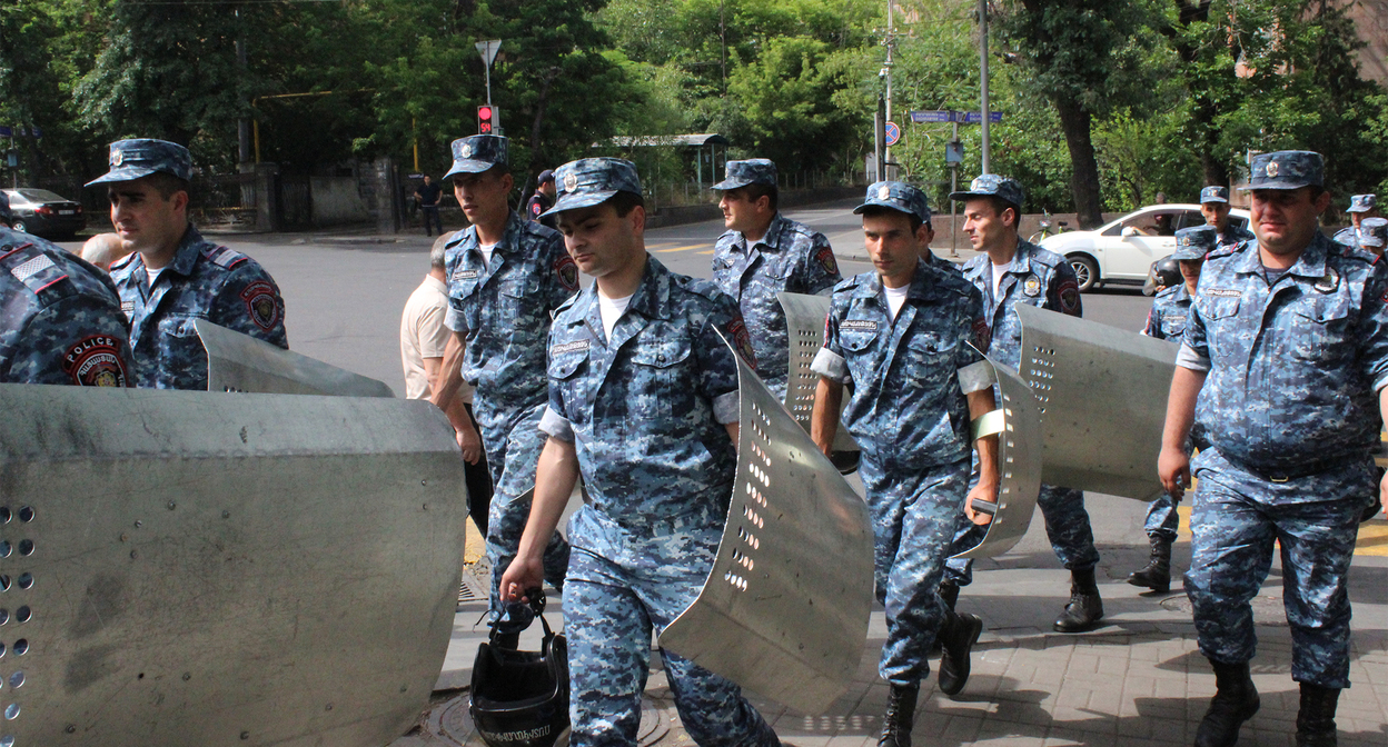 Сотрудники полиции во время протестного шествия в Ереване. Фото Тиграна Петросяна для "Кавказского узла" Сотрудники полиции во время протестного шествия в Ереване. Фото Тиграна Петросяна для "Кавказского узла"