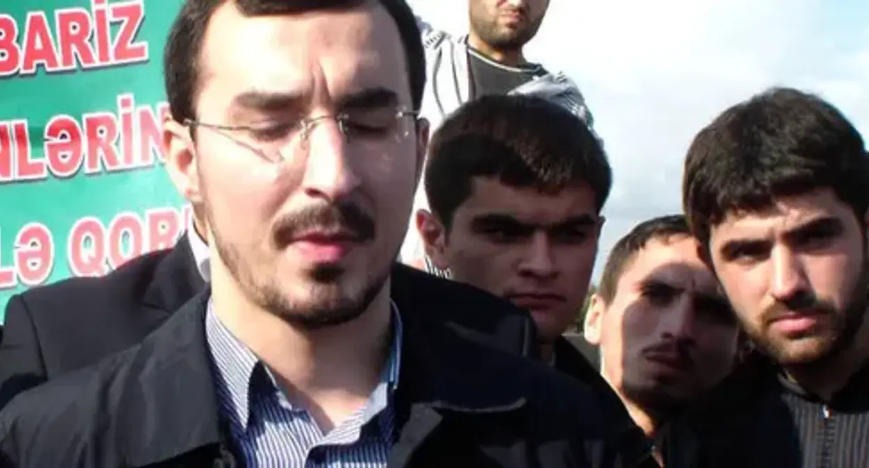 Талех Багирзаде (слева). Кадр из видео пользователя Muxtar Seqafi https://www.youtube.com/watch?v=oRoOTaTECIQ Талех Багирзаде (слева). Кадр из видео пользователя Muxtar Seqafi https://www.youtube.com/watch?v=oRoOTaTECIQ