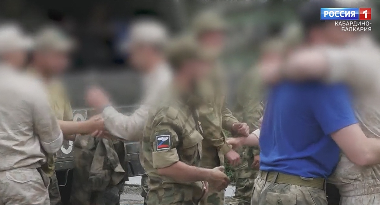 Группа росгвардейцев вернулась в Кабардино-Балкарию. Кадр видео Россия 1 https://vestikbr.ru/news/v-kbr-vernulas-gruppa-bojczov-rosgvardii-prinimavshih-uchastie-v-speczoperaczii-po-zashhite-zhitelej-donbassa/ Группа росгвардейцев вернулась в Кабардино-Балкарию. Кадр видео Россия 1 https://vestikbr.ru/news/v-kbr-vernulas-gruppa-bojczov-rosgvardii-prinimavshih-uchastie-v-speczoperaczii-po-zashhite-zhitelej-donbassa/
