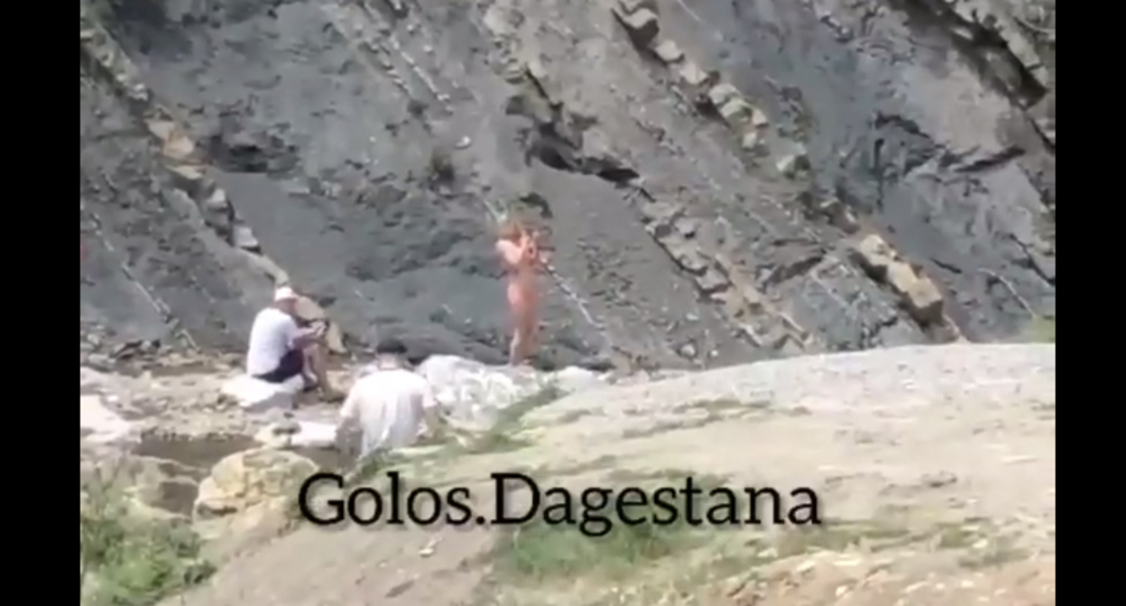 Туристка купальнике на Хучнинском водопаде. Кадр видео https://vk.com/wall-74219800_1392693 Туристка купальнике на Хучнинском водопаде. Кадр видео https://vk.com/wall-74219800_1392693