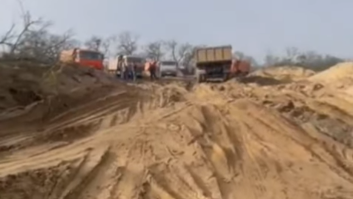 КАМАЗы в Белиджи в декабре 2021 года. Стоп-кадр видео https://www.youtube.com/watch?v=nD5PaJpYi24 КАМАЗы в Белиджи в декабре 2021 года. Стоп-кадр видео https://www.youtube.com/watch?v=nD5PaJpYi24