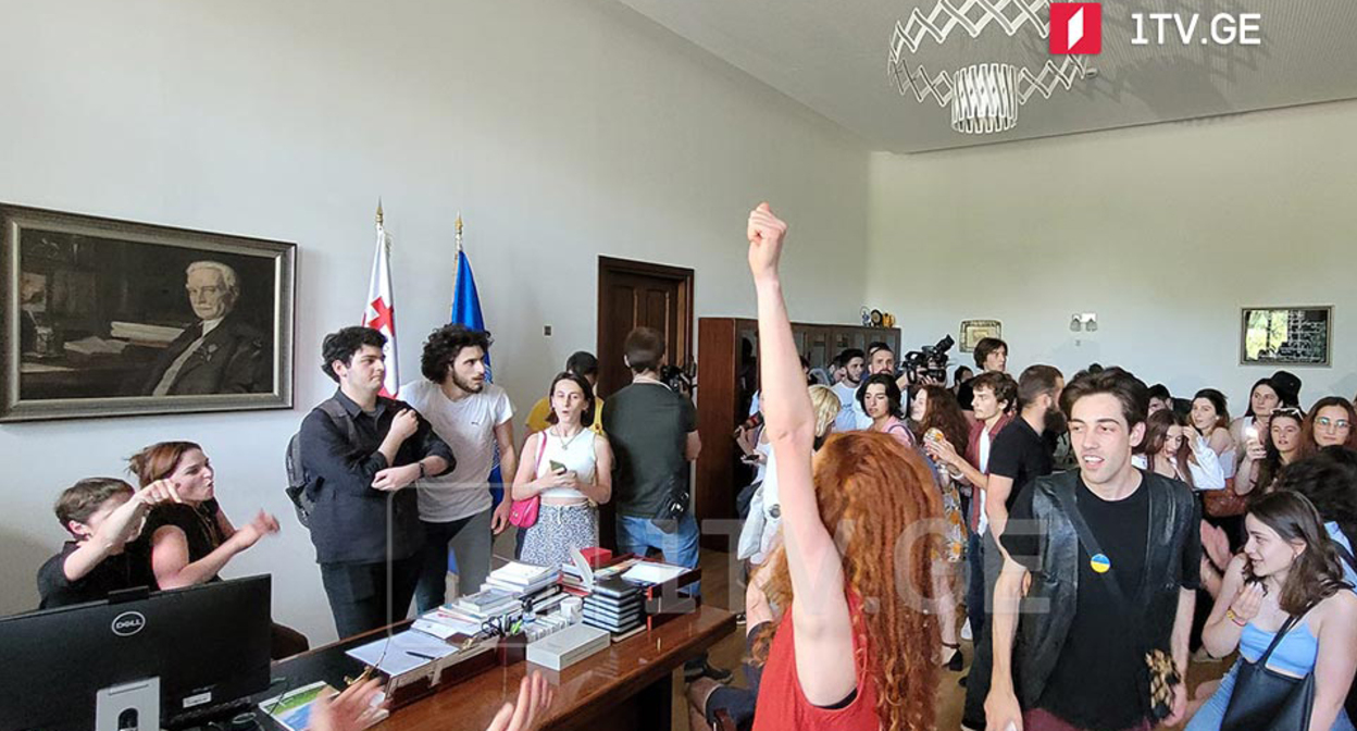 Студенты Тбилисского госуниверситета устроили протест в кабинете ректора. Кадр видео http://1tv.ge/ Студенты Тбилисского госуниверситета устроили протест в кабинете ректора. Кадр видео http://1tv.ge/