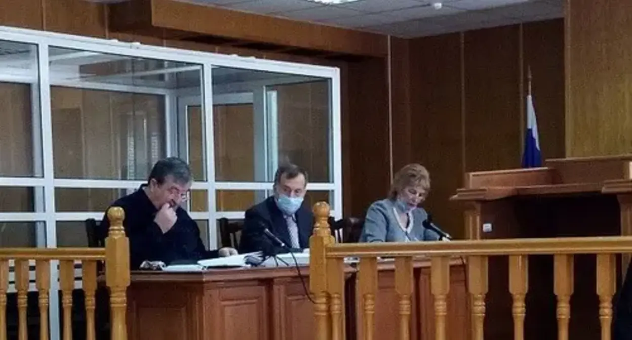 Валерий Карданов (в центре) с адвокатами Алауди Мусаевым и Натальей Харченко. Апрель 2021 г. Фото Людмилы Маратовой для "Кавказского узла" Валерий Карданов (в центре) с адвокатами Алауди Мусаевым и Натальей Харченко. Апрель 2021 г. Фото Людмилы Маратовой для "Кавказского узла"