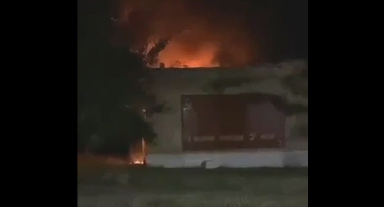 Пожар в кабинете участкового в дагестанском селе Геджух. Кадр видео канала
"Голос Дагестана" https://vk.com/wall-74219800_1401331 Пожар в кабинете участкового в дагестанском селе Геджух. Кадр видео канала
"Голос Дагестана" https://vk.com/wall-74219800_1401331