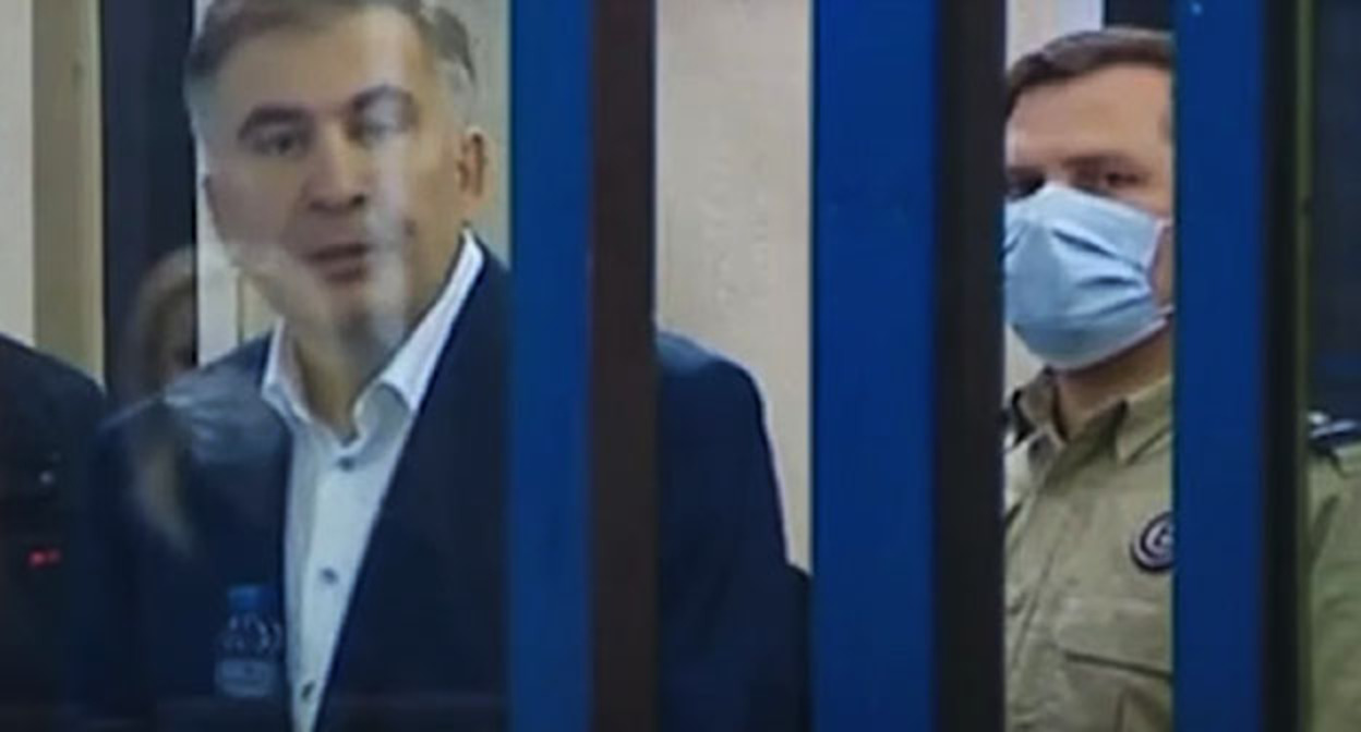 Михаил Саакашвили (слева) в зале суда. Скриншот видео https://24tv.ua Михаил Саакашвили (слева) в зале суда. Скриншот видео https://24tv.ua