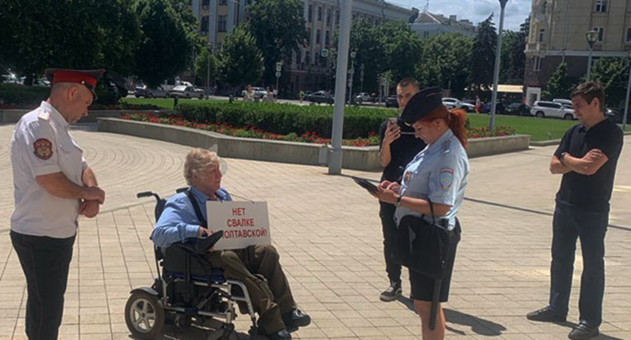Пикет у администрации края инвалида Трубачева Юрия. Фото Светланы Кравченко для "Кавказского узла" Пикет у администрации края инвалида Трубачева Юрия. Фото Светланы Кравченко для "Кавказского узла"