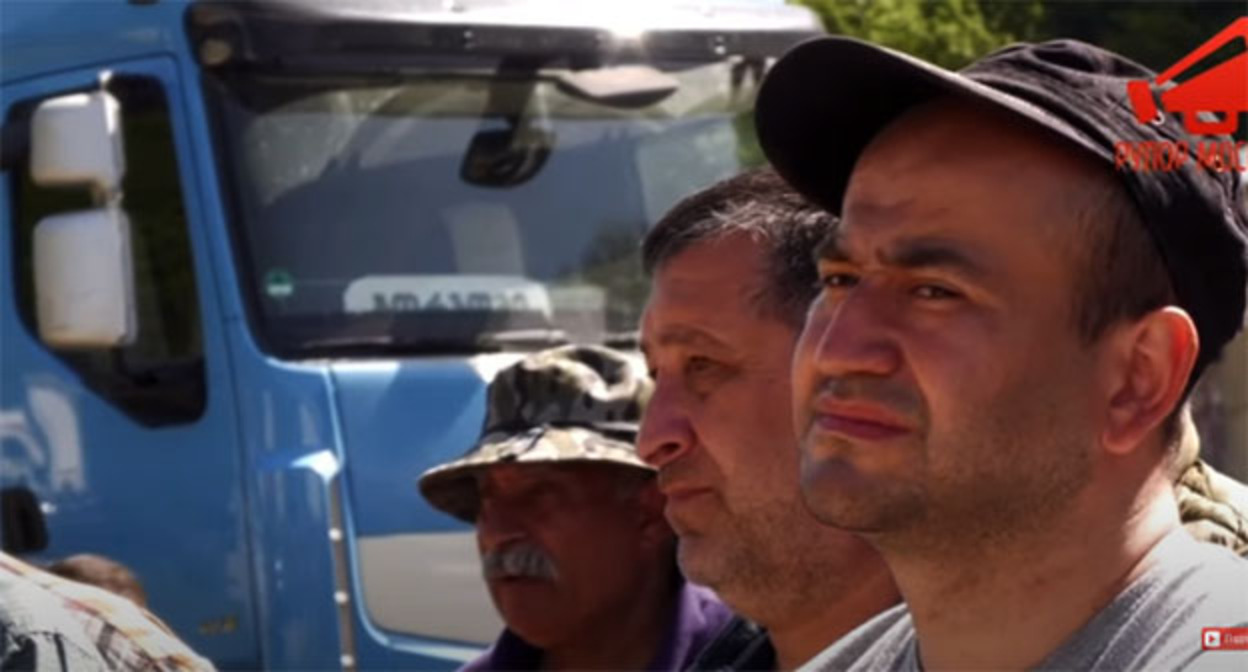 Участники забастовки на заводах "Боржоми". Скриншот видео https://www.youtube.com/watch?v=HUkkU6HfA_k Участники забастовки на заводах "Боржоми". Скриншот видео https://www.youtube.com/watch?v=HUkkU6HfA_k