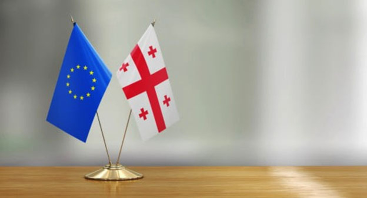 Флаги Грузии и ЕС. Фото: https://civil.ge Флаги Грузии и ЕС. Фото: https://civil.ge