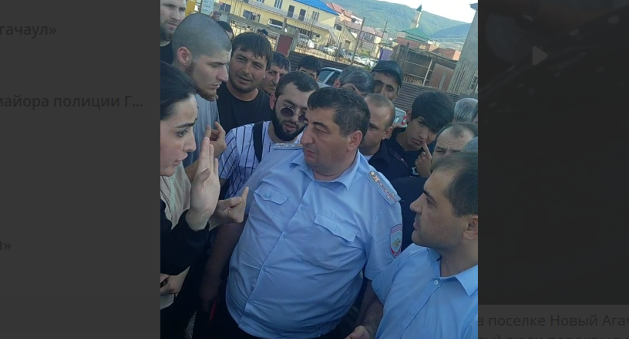 Протесты жителей в Новом Агачауле. Стоп-кадр видео, опубликованного в Telegram-канале "Черновик" от 18.06.22, https://t.me/chernovik2you/632321 Протесты жителей в Новом Агачауле. Стоп-кадр видео, опубликованного в Telegram-канале "Черновик" от 18.06.22, https://t.me/chernovik2you/632321