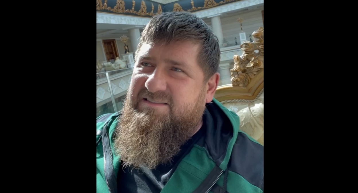 Кадыров озвучивает критику в адрес руководителей стран-участниц ОДКБ, в том числе президента Казахстана. Кадр видео из Telegram-канала Рамзана Кадырова https://t.me/RKadyrov_95 Кадыров озвучивает критику в адрес руководителей стран-участниц ОДКБ, в том числе президента Казахстана. Кадр видео из Telegram-канала Рамзана Кадырова https://t.me/RKadyrov_95