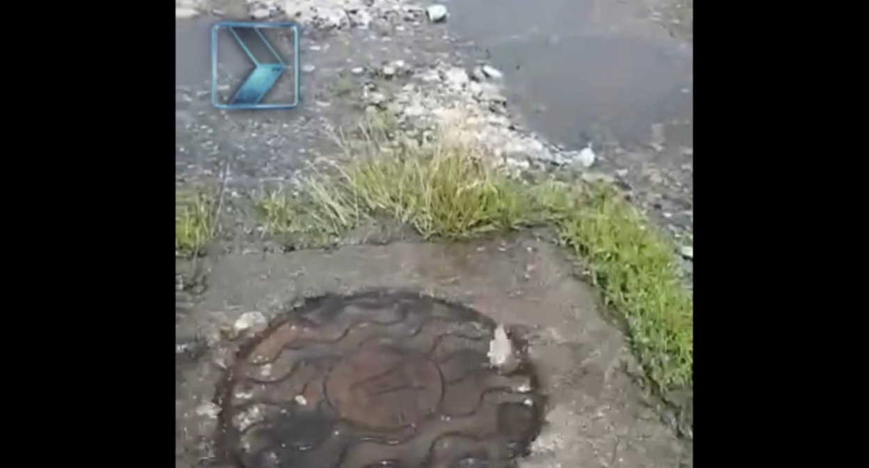 Вода из-под канализационного люка заливает улицу Кодоева в Алагире. Кадр видео из Telegram-канала "Крылья TV" https://t.me/krilyatv/7966 Вода из-под канализационного люка заливает улицу Кодоева в Алагире. Кадр видео из Telegram-канала "Крылья TV" https://t.me/krilyatv/7966