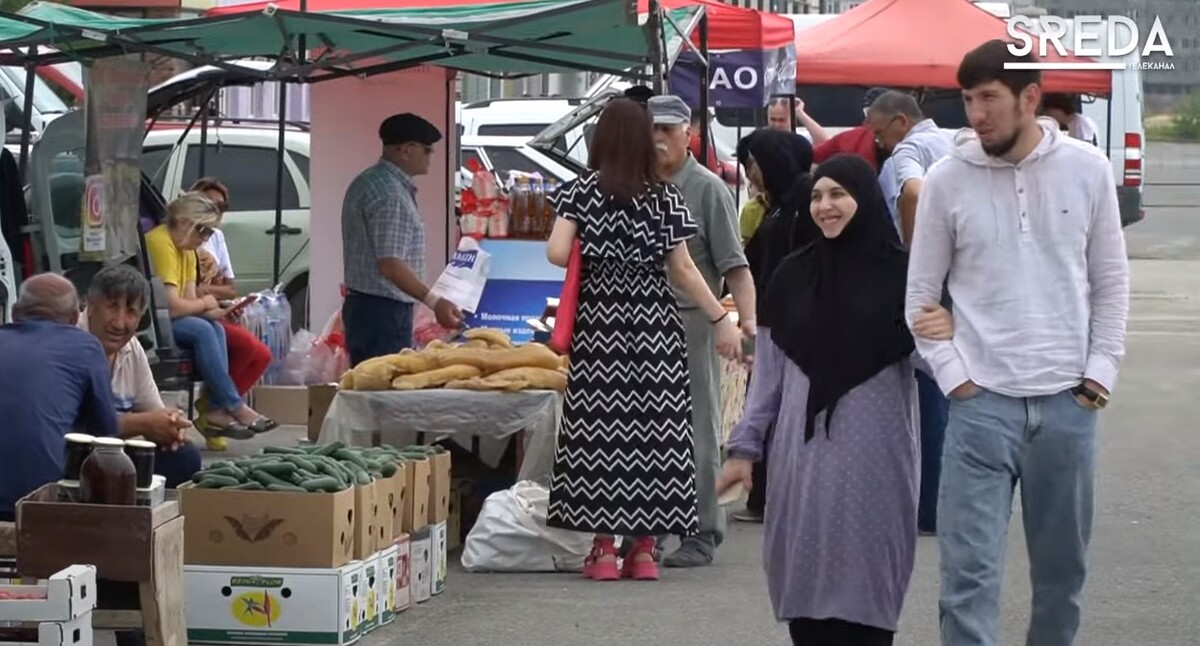 Торговые ряды на ярмарке в Каспийске. Стоп-кадр из видео https://www.youtube.com/watch?v=ZrRL6iscfYI Торговые ряды на ярмарке в Каспийске. Стоп-кадр из видео https://www.youtube.com/watch?v=ZrRL6iscfYI