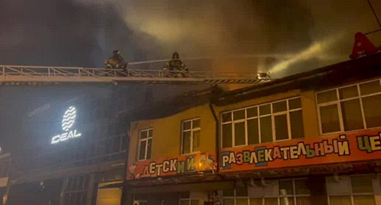 Пожар в ТЦ "Алые паруса". Фото: пресс-служба ГУ МЧС Северной Осетии. Пожар в ТЦ "Алые паруса". Фото: пресс-служба ГУ МЧС Северной Осетии.