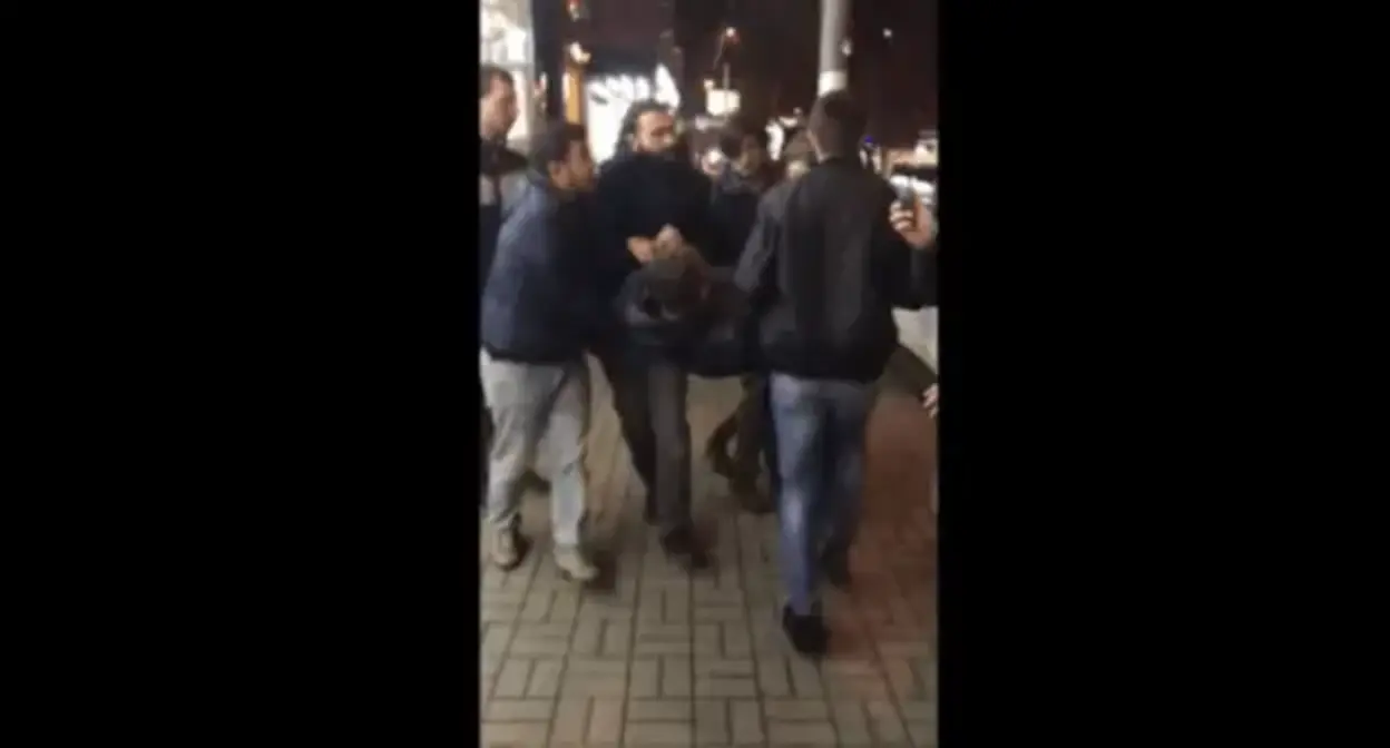 Скриншот видео нападения студентов на видеоблогера Нарека Маляна в ночь на 4 марта 2019 года, https://www.facebook.com/restarttimes.am/videos/960188047522246/ Скриншот видео нападения студентов на видеоблогера Нарека Маляна в ночь на 4 марта 2019 года, https://www.facebook.com/restarttimes.am/videos/960188047522246/