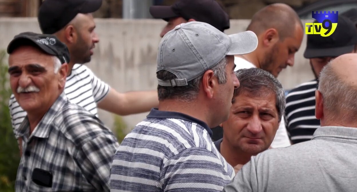 Участники забастовки на заводе "Боржоми". Стоп-кадр из видео https://www.youtube.com/watch?v=Y4obZZijUFQ Участники забастовки на заводе "Боржоми". Стоп-кадр из видео https://www.youtube.com/watch?v=Y4obZZijUFQ