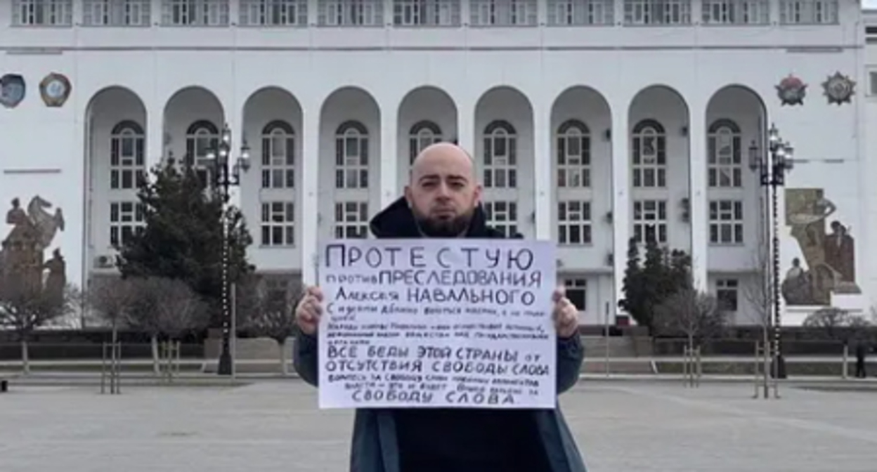 Руслан Магомедов. Фото: https://chernovik.net/content/lenta-novostey/v-mahachkale-zaderzhan-aktivist-ustroivshiy-odinochnyy-piket-v-podderzhku Руслан Магомедов. Фото: https://chernovik.net/content/lenta-novostey/v-mahachkale-zaderzhan-aktivist-ustroivshiy-odinochnyy-piket-v-podderzhku