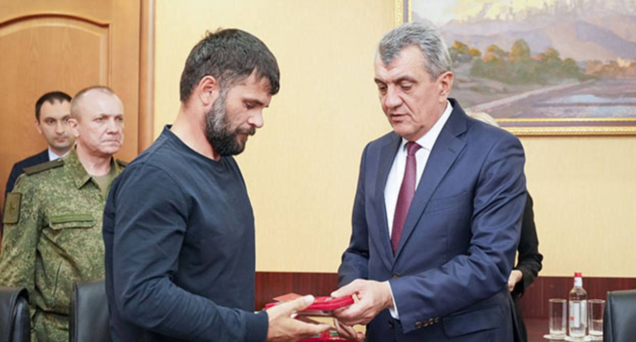 Сергей Меняйло (справа) передал ордена Мужества семьям военнослужащих, погибших на Украине. Фото: https://alaniatv.ru Сергей Меняйло (справа) передал ордена Мужества семьям военнослужащих, погибших на Украине. Фото: https://alaniatv.ru