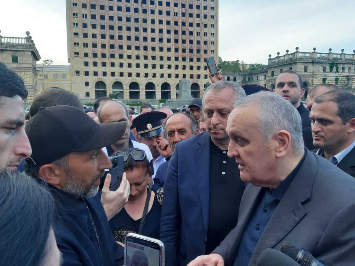 Разговор Джансуха Адлейбы с Александром Анквабом на митинге в Сухуме. Фото с сайта "Нужной газеты". https://abh-n.ru/dzhansux-adlejba-aleksandr-zolotinskovich-ya-vam-ne-doveryayu-kak-premer-ministru/ Разговор Джансуха Адлейбы с Александром Анквабом на митинге в Сухуме. Фото с сайта "Нужной газеты". https://abh-n.ru/dzhansux-adlejba-aleksandr-zolotinskovich-ya-vam-ne-doveryayu-kak-premer-ministru/