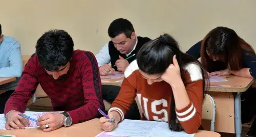 Абитуриенты сдают экзамен. Фото Ильхама Исабалаева https://www.trend.az/azerbaijan/society/3177325.html Абитуриенты сдают экзамен. Фото Ильхама Исабалаева https://www.trend.az/azerbaijan/society/3177325.html