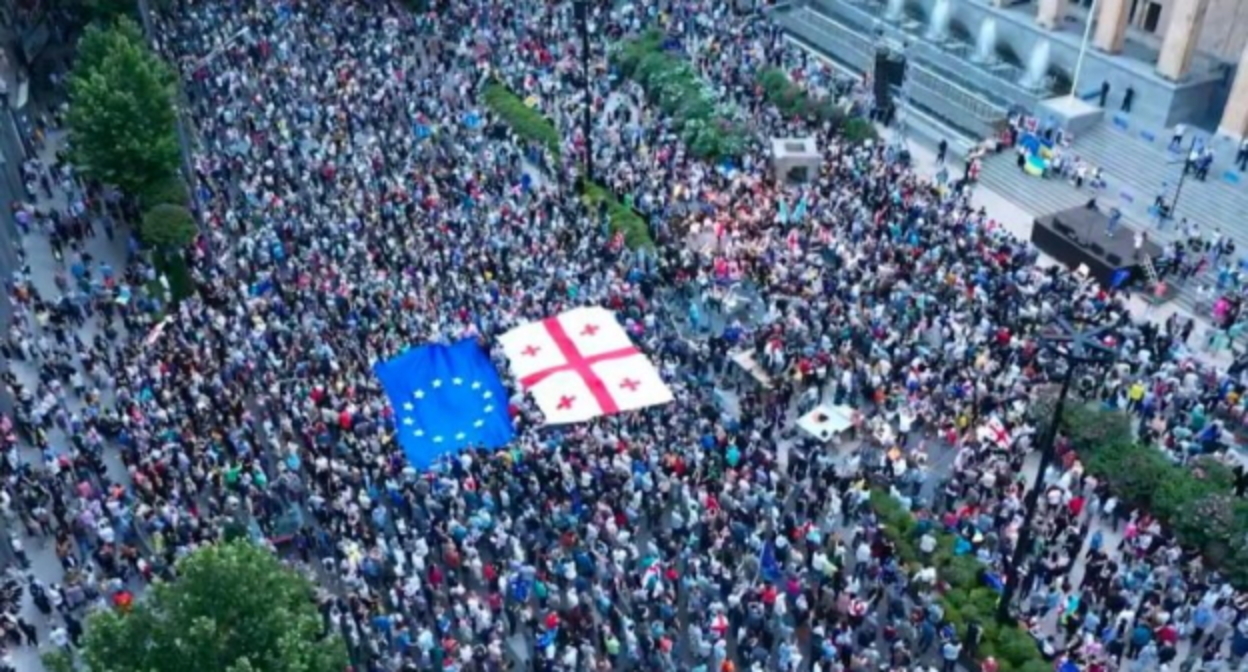 Митинг в Тбилиси. Фото: https://mtavari.tv/news/90066-ramdeni-adamiani-iqo-24-ivnisis-aktsiaze?fbclid=IwAR0ILsHLJhjgJEw2lE2CixIC6uXI5TuRii7zRE5qsUV7GDwUJfI8f7OnKuM Митинг в Тбилиси. Фото: https://mtavari.tv/news/90066-ramdeni-adamiani-iqo-24-ivnisis-aktsiaze?fbclid=IwAR0ILsHLJhjgJEw2lE2CixIC6uXI5TuRii7zRE5qsUV7GDwUJfI8f7OnKuM
