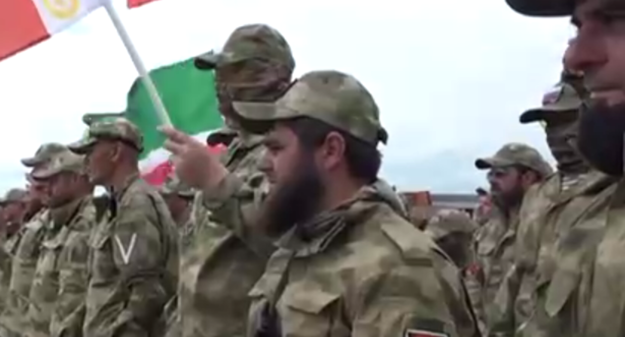 Добровольцы отправляются на Украину. Стоп-кадр из видео,опубликованного 25.06.22 в Telegram-канале Рамзана Кадырова, https://t.me/RKadyrov_95/2413 Добровольцы отправляются на Украину. Стоп-кадр из видео,опубликованного 25.06.22 в Telegram-канале Рамзана Кадырова, https://t.me/RKadyrov_95/2413
