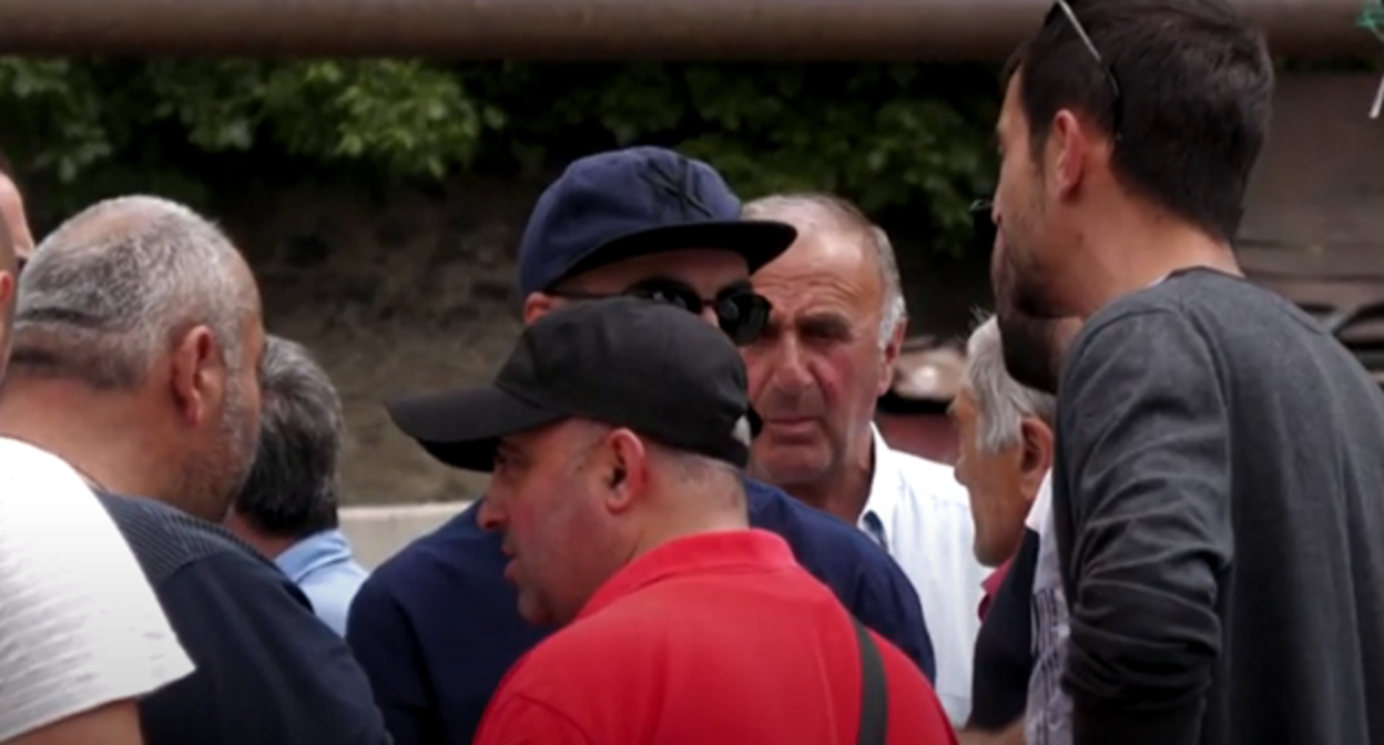 Участники забастовки на заводе "Боржоми". Стоп-кадр видео https://www.youtube.com/watch?v=Y4obZZijUFQ Участники забастовки на заводе "Боржоми". Стоп-кадр видео https://www.youtube.com/watch?v=Y4obZZijUFQ