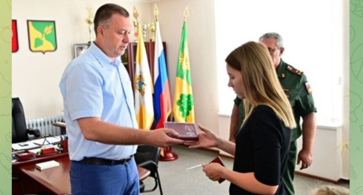 Вручение награды родным Владимира Яковенко. Скриншот сообщения в Telegram-канале главы Буденновска Андрея Соколова. https://t.me/andrei_sokolov2626/2269 Вручение награды родным Владимира Яковенко. Скриншот сообщения в Telegram-канале главы Буденновска Андрея Соколова. https://t.me/andrei_sokolov2626/2269