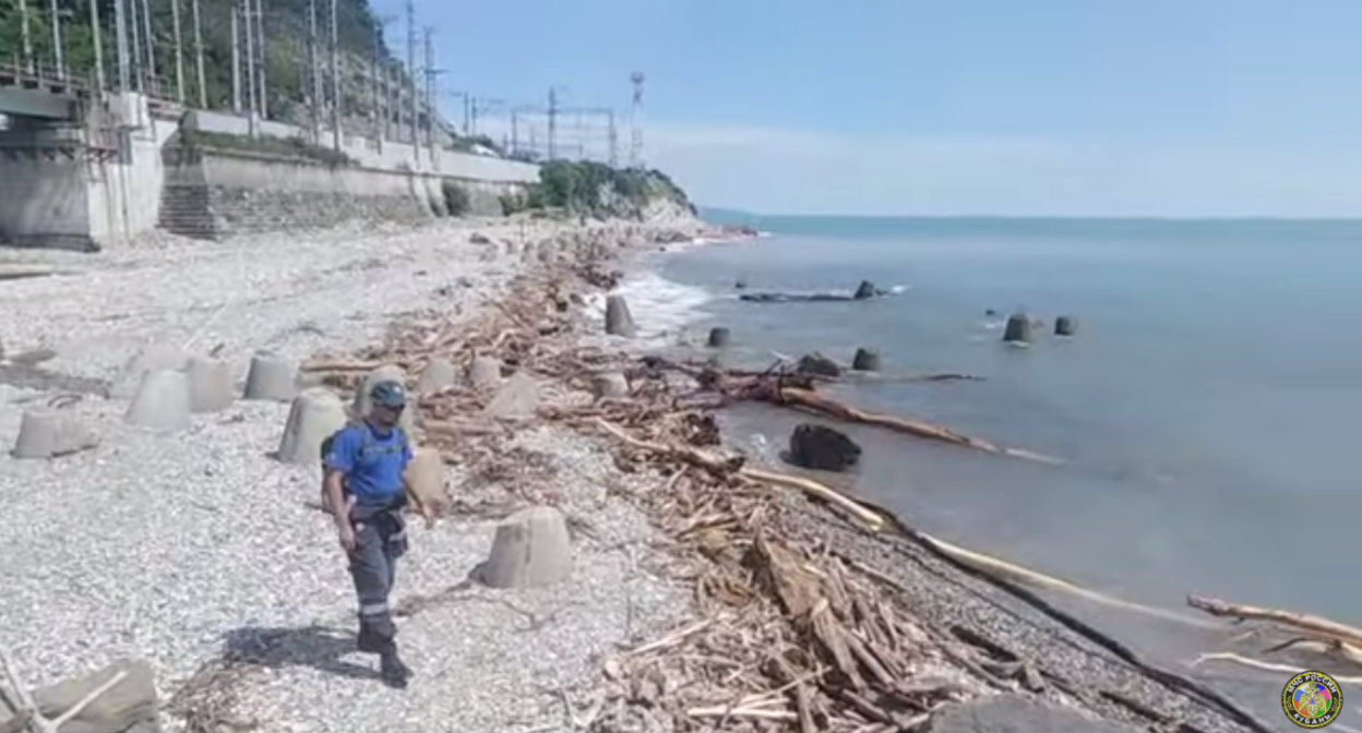 Спасатели обследуют берег Черного моря. Скиншот кадра видео на странице ГУ МЧС по Краснодарскому краю в соцсети "ВКонтакте".