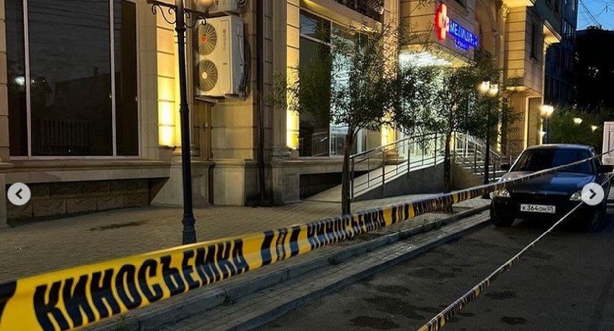 Перекрытая для съемок фильма улица в Махачкале. Скриншот со страницы Instagram*-паблика tut.dagestan Перекрытая для съемок фильма улица в Махачкале. Скриншот со страницы Instagram*-паблика tut.dagestan
