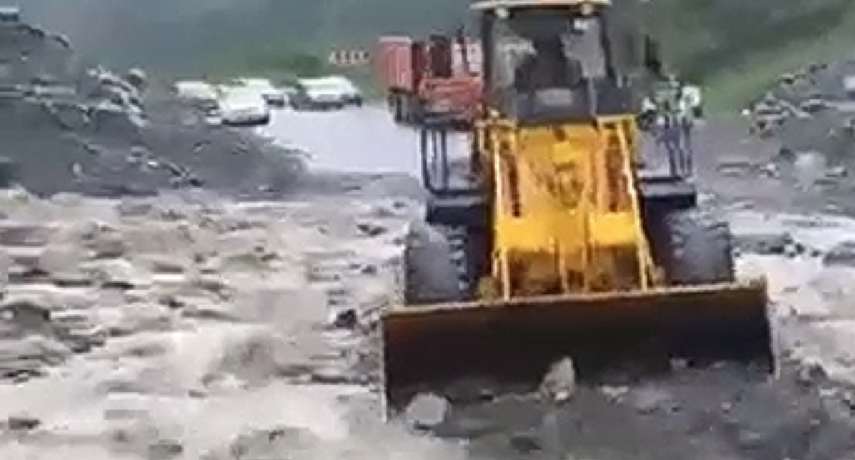 Спецтехника на Транскавказской магистрали. Кадр видео пресс-службы МЧС Спецтехника на Транскавказской магистрали. Кадр видео пресс-службы МЧС
