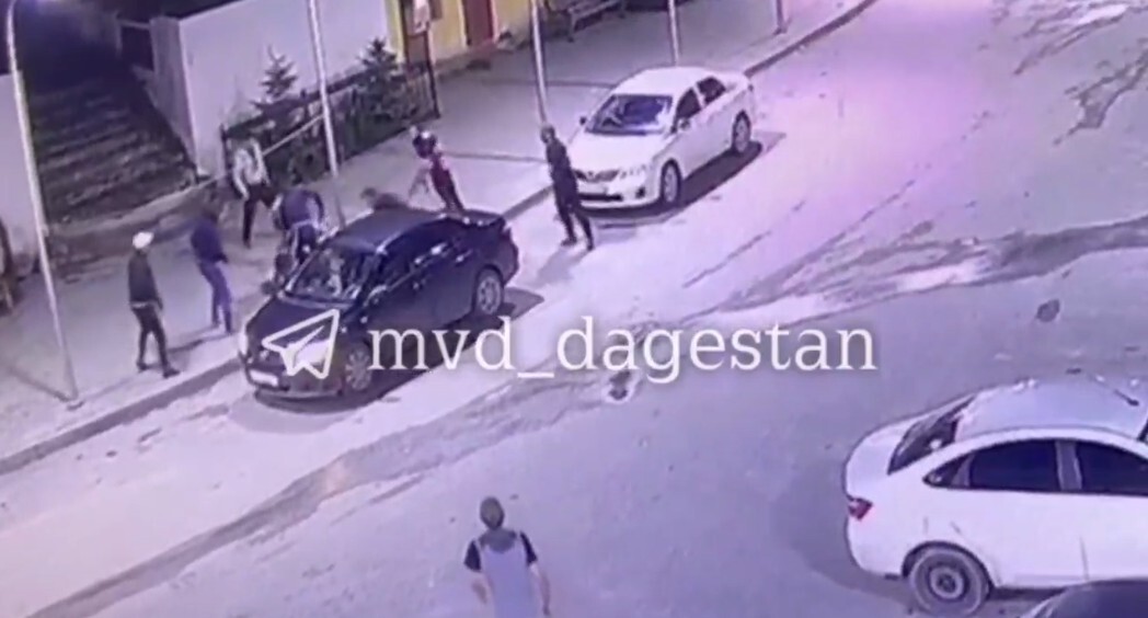 Момент драки в Ботлихе. Стопкадр из видео https://t.me/mvd_dagestan/1176 Момент драки в Ботлихе. Стопкадр из видео https://t.me/mvd_dagestan/1176