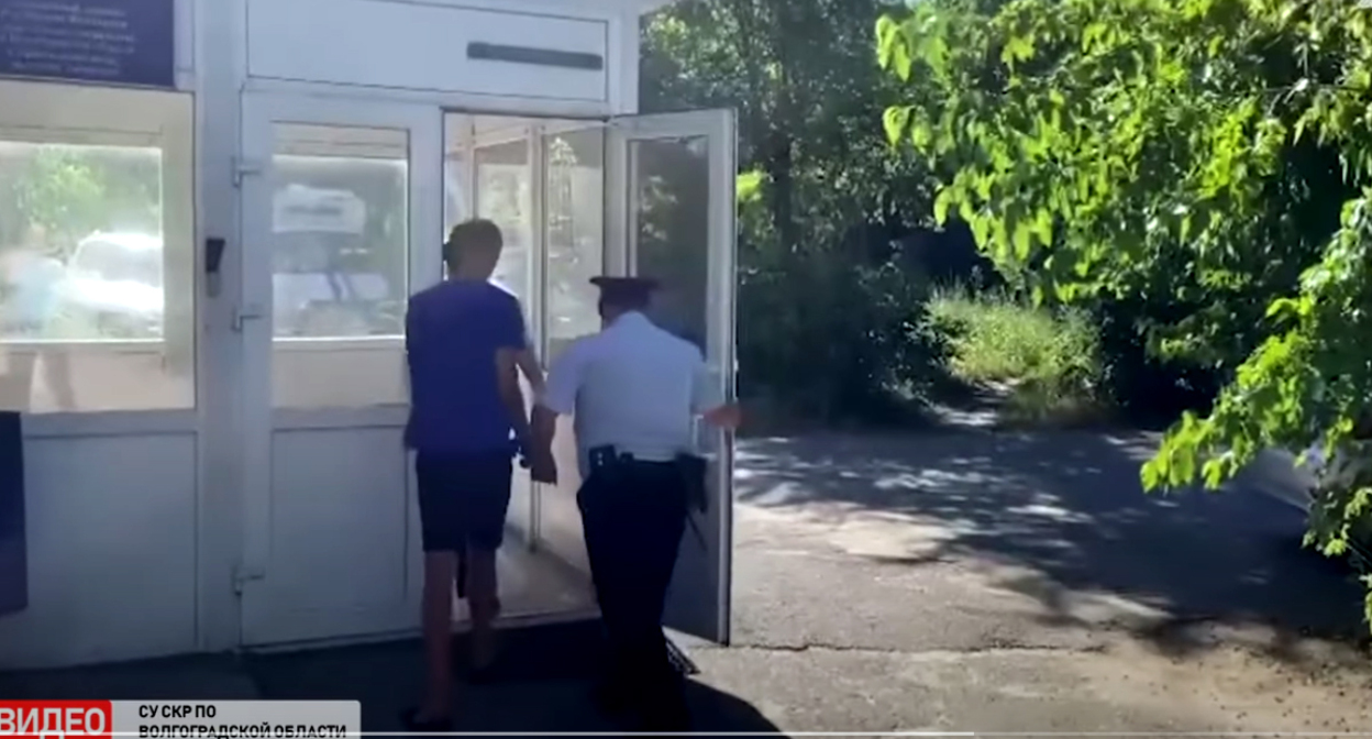 Задержанный работник аквапарка Волжского. Фото пресс-службы СК https://www.youtube.com/watch?v=avsiw5t9Heg Задержанный работник аквапарка Волжского. Фото пресс-службы СК https://www.youtube.com/watch?v=avsiw5t9Heg