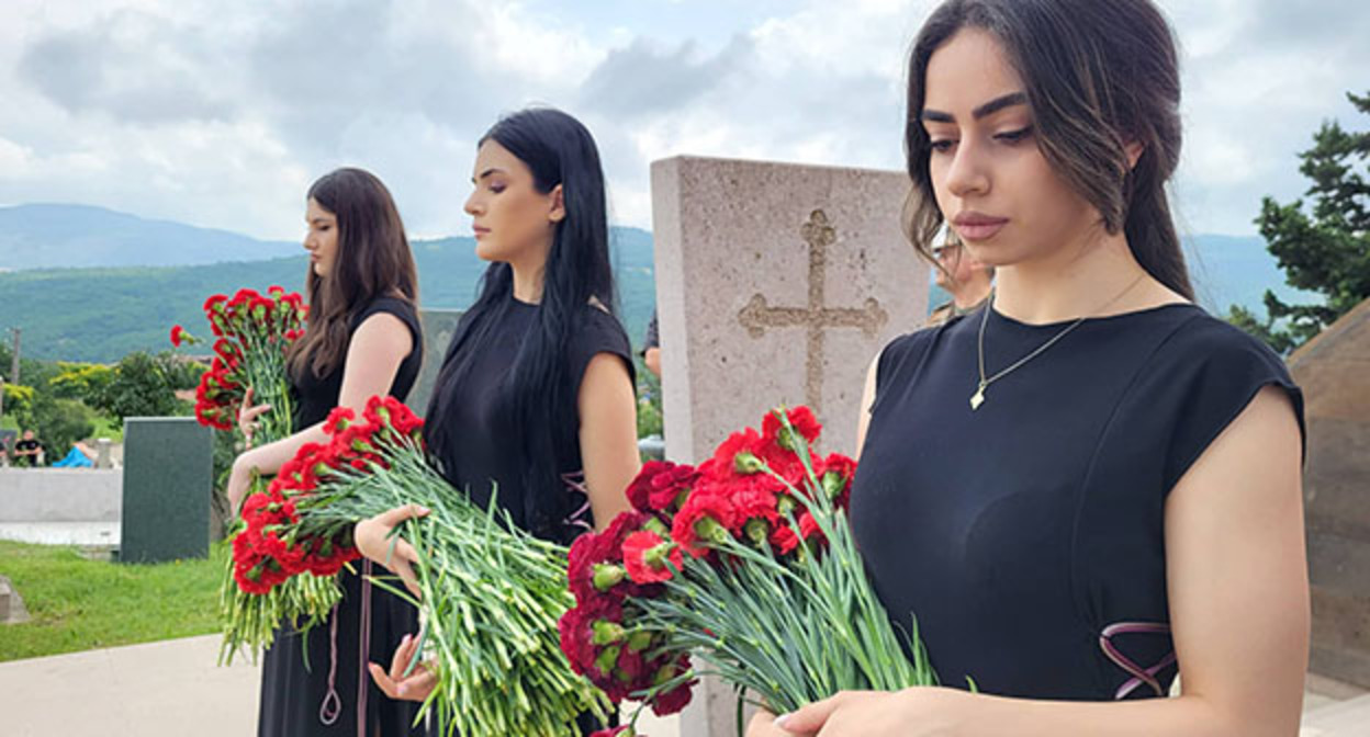 Церемония возложения цветов в Мемориальном комплексе в Степанакерте. 30 июня 2022 года. Фото Алвард Григорян для "Кавказского узла" Церемония возложения цветов в Мемориальном комплексе в Степанакерте. 30 июня 2022 года. Фото Алвард Григорян для "Кавказского узла"