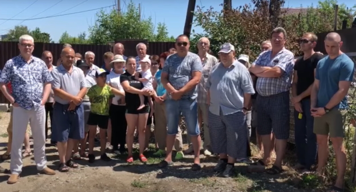 Дачники СНТ "Золотая осень", стоп-кадр видео https://www.youtube.com/watch?time_continue=192&v=O-PVm-BpJm0&feature=emb_logo Дачники СНТ "Золотая осень", стоп-кадр видео https://www.youtube.com/watch?time_continue=192&v=O-PVm-BpJm0&feature=emb_logo