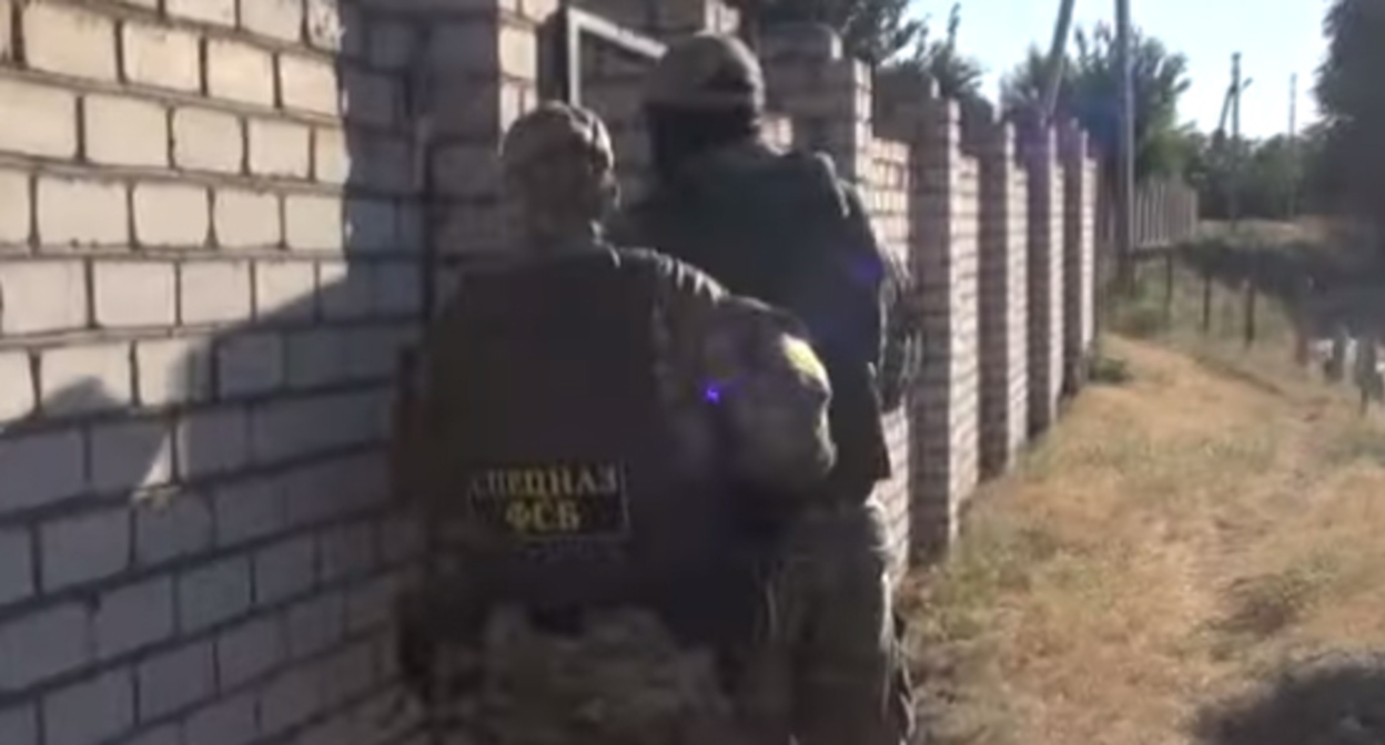 Задержание подозреваемых жителей Волгоградской области. Кадр видео пресс-службы УФСБ https://www.youtube.com/watch?v=CU9nd40DhY0 Задержание подозреваемых жителей Волгоградской области. Кадр видео пресс-службы УФСБ https://www.youtube.com/watch?v=CU9nd40DhY0