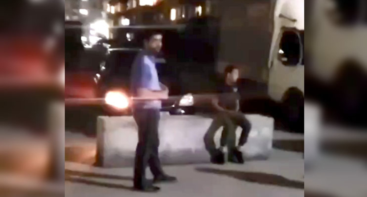 Жители Каспийска на акции протеста. Стоп-кадр из видео на странице https://vk.com/golos_dagestan Жители Каспийска на акции протеста. Стоп-кадр из видео на странице https://vk.com/golos_dagestan
