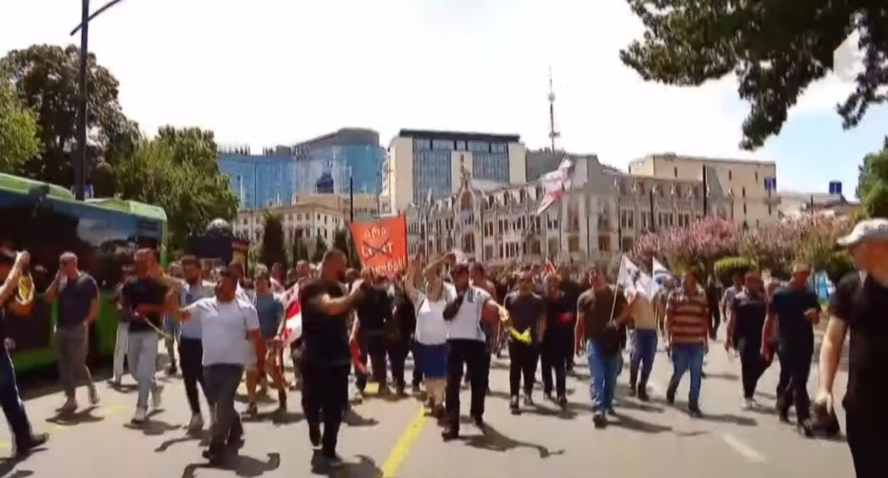 Участники акции протеста против ЛГБТ-недели в Тбилиси, 2 июля 2022 года. Стоп-кадр из видео https://www.youtube.com/watch?v=qdiU3rAa69U Участники акции протеста против ЛГБТ-недели в Тбилиси, 2 июля 2022 года. Стоп-кадр из видео https://www.youtube.com/watch?v=qdiU3rAa69U