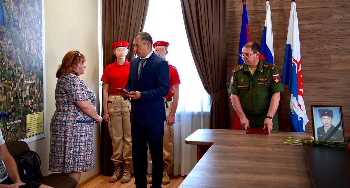 Вручение Орден Мужества родным Максима Калемина. Фото: пресс-служба администрации Приморско-Ахтарского района. https://t.me/max_bondofficial/459 Вручение Орден Мужества родным Максима Калемина. Фото: пресс-служба администрации Приморско-Ахтарского района. https://t.me/max_bondofficial/459
