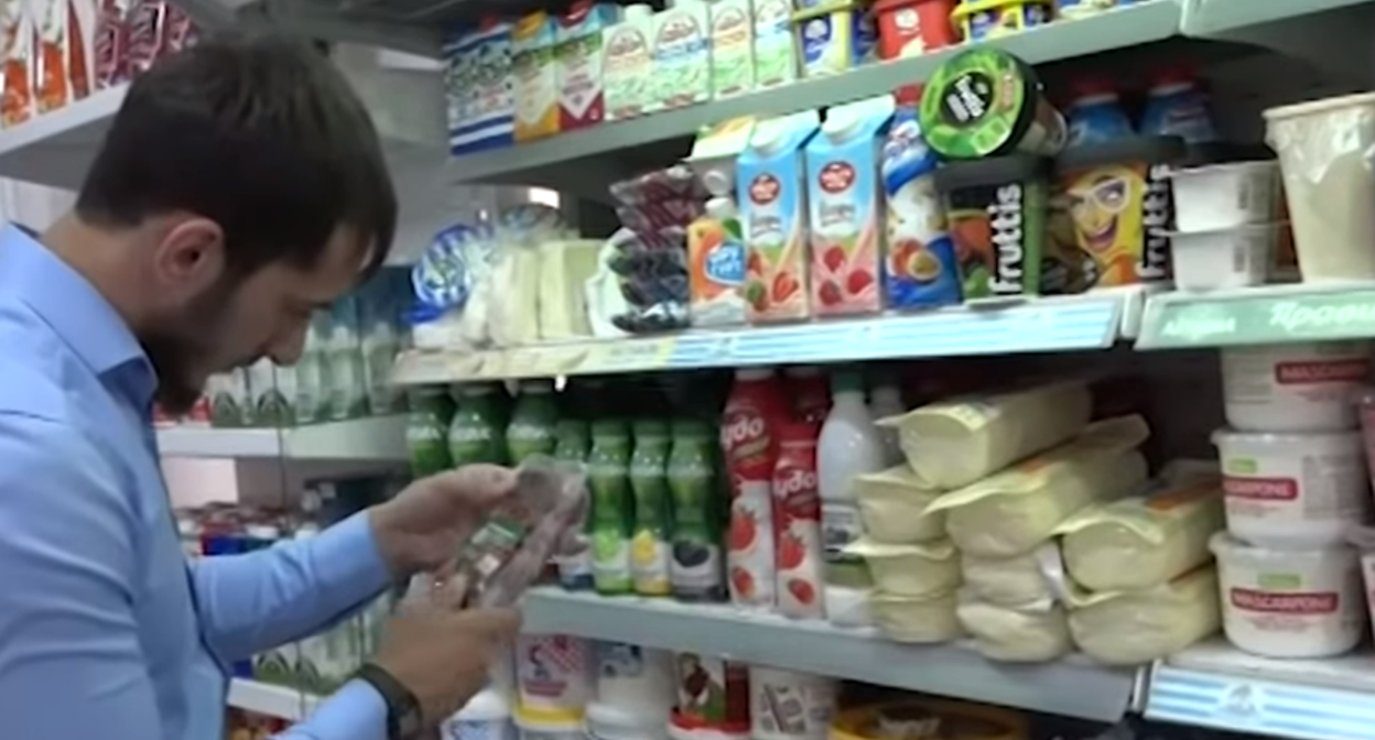 Полки супермаркета в Чечне. стоп-кадр видео c YouTube-канала ЧГТРК "Грозный", https://www.youtube.com/watch?v=GFqBPYXInOg&t=204s Полки супермаркета в Чечне. стоп-кадр видео c YouTube-канала ЧГТРК "Грозный", https://www.youtube.com/watch?v=GFqBPYXInOg&t=204s