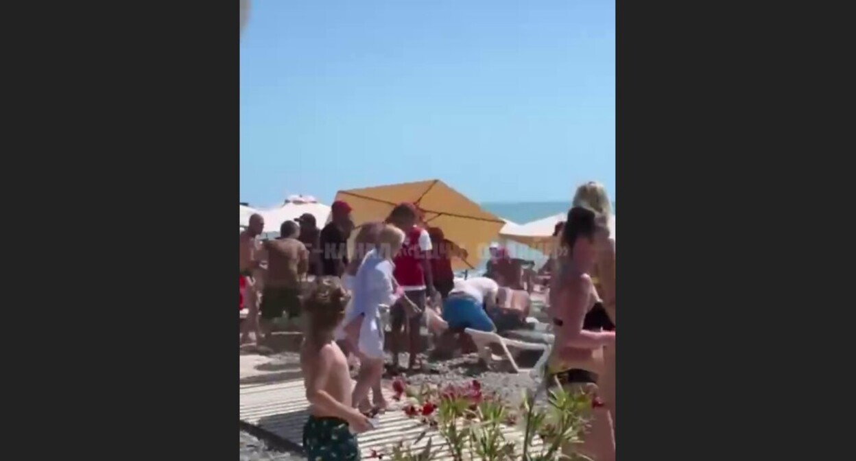 Момент драки на пляже в Сочи. Стопкадр из видео https://t.me/gorodsochi/14218 Момент драки на пляже в Сочи. Стопкадр из видео https://t.me/gorodsochi/14218