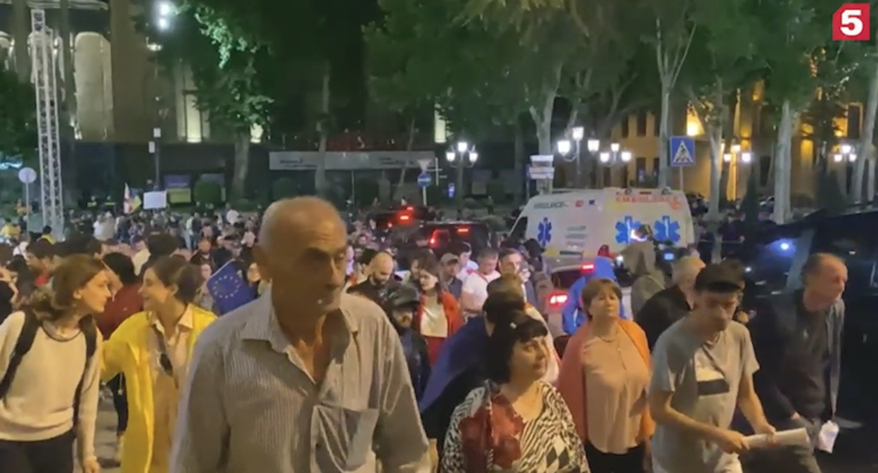 Участники акции "Домой, в Европу". Фото https://www.5-tv.ru/news/392737/oppozicia-provela-vtbilisi-akciu-protesta-strebovaniem-otstavki-pravitelstva/ Участники акции "Домой, в Европу". Фото https://www.5-tv.ru/news/392737/oppozicia-provela-vtbilisi-akciu-protesta-strebovaniem-otstavki-pravitelstva/