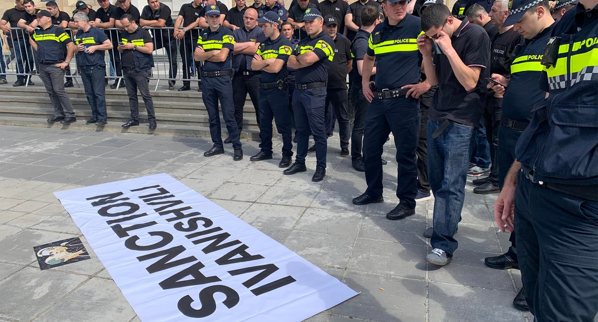 Акция сторонников евроинтеграции перед зданием правительства в Тбилиси. Фото Shame Movement/FB*
Акция сторонников евроинтеграции перед зданием правительства в Тбилиси. Фото Shame Movement/FB*