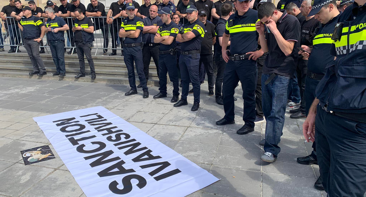 Акция сторонников евроинтеграции перед зданием правительства в Тбилиси. Фото Shame Movement/FB*
Акция сторонников евроинтеграции перед зданием правительства в Тбилиси. Фото Shame Movement/FB*